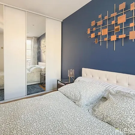 Unique One-bedroom Near The Arc De Triomphe Parigi