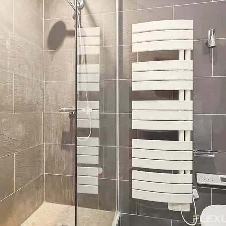 Unique One-bedroom Near The Arc De Triomphe Parigi